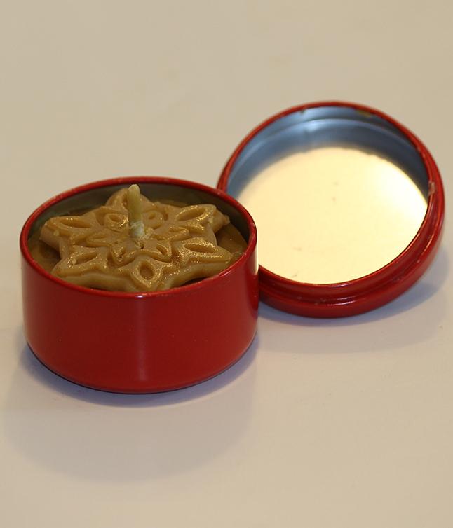 Viasztermékek és gyertyák - 129-1 (illatos (karácsonyi illat 100%-ban természetes illóolajokból) pehely alakú fémdobozos mécses)