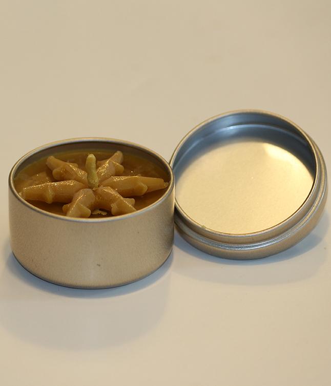 Viasztermékek és gyertyák - 130-1 (illatos (karácsonyi illat 100%-ban természetes illóolajokból) pehely alakú fémdobozos mécses)